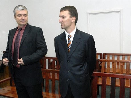 Praský mstský soud znovu projednával 18. ervna údajné daové úniky podnikatel Tomáe Pitra (vpravo) a Miroslava Provoda (vlevo na archivním snímku z 15. listopadu 2006) z roku 1994 v jejich nepítomnosti. 