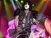 Aktuální sestava Kiss, v ní jsou krom pvodních len, baskytaristy a zpváka Genea Simmonse a kytaristy a zpváka Paula Stanleyho, také kytarista Tommy Thrayer a bubeník Eric Singer, nabídla nadenému publiku oekávanou show plnou efekt.