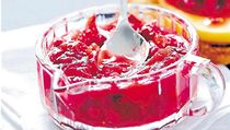 Kyselým šlahounům rebarbory se dobře daří ve společnosti jahod. Jemná chuť sladkého ovoce dokáže zmírnit ostrost řapíků, pokrmu ale zůstane svěžest. Rebarboře prospěje i trocha cukru navíc. | na serveru Lidovky.cz | aktuální zprávy