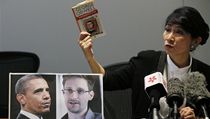 Právnička mává Orwellovým románem na tiskové konfeneci v Hongkongu. Nejméně dva hongkongští zákonodárci údajně apelují na Obamu, aby proti Snowdenovi nezahájil stíhání. | na serveru Lidovky.cz | aktuální zprávy
