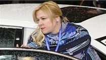 Vrchní ředitelka kabinetu premiéra Petra Nečase Jana Nagyová vystupuje z auta v Bruselu 7. února před jednáním evropského summitu. | na serveru Lidovky.cz | aktuální zprávy