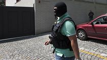 Ozbrojený policista před vilou vlivného lobbisty Ivo Rittiga. | na serveru Lidovky.cz | aktuální zprávy