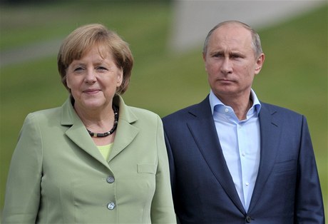 Angela Merkelová s Vladimirem Putinem mli otevít v petrohradské Ermitái výstavu Doba bronzová - Evropa bez hranic. 