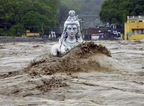 Socha boha ivy odolává bsnícímu proudu rozvodnné Gangy v Riikéi. 