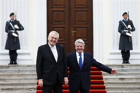 Nmecký prezident Joachim Gauck vítá Miloe Zemana.