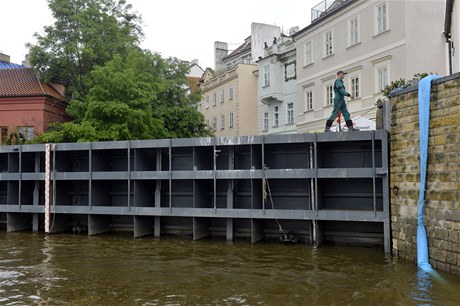 Pracovníci Povodí Vltavy preventivn uzaveli protipovodová vrata v Praze na ertovce. Dvodem je opt velké mnoství sráek, které zaaly zvedat hladiny ek. 