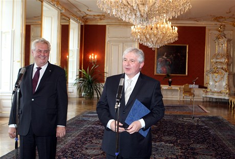Premiér Jií Rusnok (vpravo) s prezidentem Miloem Zemanem.