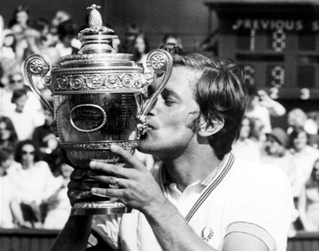 Jan Kode líbe pohár pro vítze slavného Wimbledonu (Londýn, 1973)