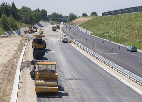 Dokonovací práce finiují v tchto dnech na dálnici D3 z Veselí nad Lunící do Tábora.