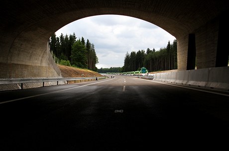 Dopravní spojení mezi Prahou a eskými Budjovicemi zrychlí a zkvalitní nový, ptadvacetikilometrový úsek dálnice D3, který byl 27. ervna slavnostn oteven v Plané nad Lunicí.