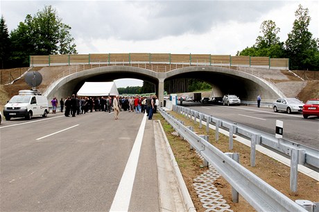 Dopravní spojení mezi Prahou a eskými Budjovicemi zrychlí a zkvalitní nový, ptadvacetikilometrový úsek dálnice D3, který byl 27. ervna slavnostn oteven v Plané nad Lunicí.