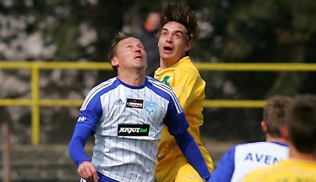 Fotbalista Znojma Marek Heinz (vpedu) a Zbynk Vondráek ze Sokolova