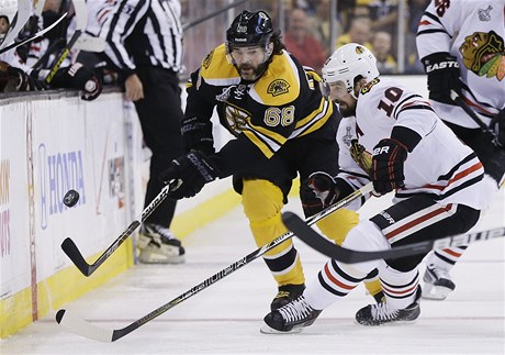 eský hokejista Bostonu Bruins Jaromír Jágr (vlevo) a Patrick Sharp z Chicaga Blackhawks