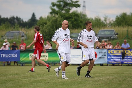 Bývalí slavní etí fotbalisté Karel Poborské (vpravo) a Ivan Haek