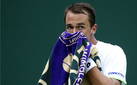Luká Rosol ve Wimbledonu 2013.