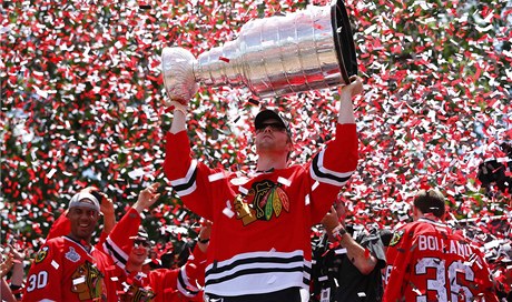 Bickell má nad hlavou Stanley Cup. Spolu s ním slaví ve mst miliony fanouk.