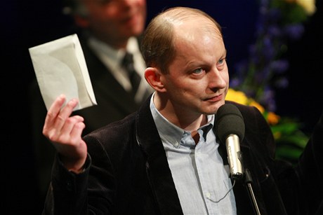 Filip Topol pebírá za svého otce, dramatika Josefa Topola,  cenu Thalie (2009)