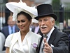 Britský komik Bruce Forsyth se pijel podívat na dostihy s manelkou. 