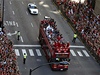 Autobus s hokejisty Chicaga. Ti slaví s fanouky Stanley Cup.