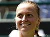 Petra Kvitová slaví postup do osmifinále Wimbledonu.