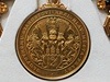 Detail medaile zavené na zlatém etzu praského primátora. 