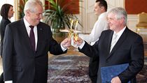Premiér Jiří Rusnok (vpravo) si připíjí s Milošem Zemanem. | na serveru Lidovky.cz | aktuální zprávy