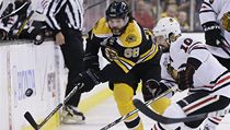 Český hokejista Bostonu Bruins Jaromír Jágr (vlevo) a Patrick Sharp z Chicaga Blackhawks | na serveru Lidovky.cz | aktuální zprávy