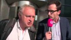eský europoslanec Miroslav Ransdorf (KSM) podrádn slovn i fyzicky napadl nizozemského televizního reportéra.