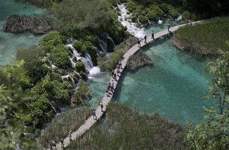 Chorvatsko vstupuje do EU, na snímku turisté v národním parku Plitvice