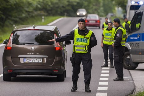 eské Budjovice ped chystanou protiromskou demonstrací obsadili policisté. Na vech píjezdových trasách do msta kontrolují motoristy.