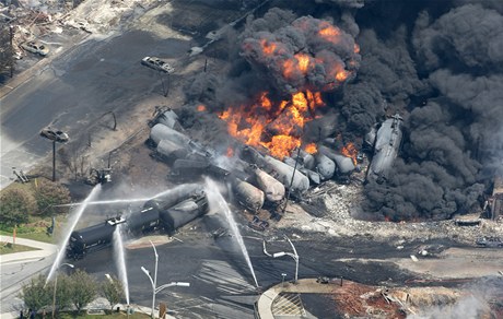 Po sobotní nehod nákladního vlaku doprovázené výbuchy cisteren s palivem a následným poárem v kanadském msteku Lac-Megantic je 80 lidí nezvstných.