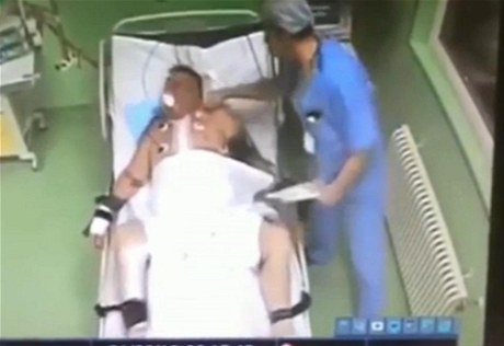 Ruský doktor bije pacienta.