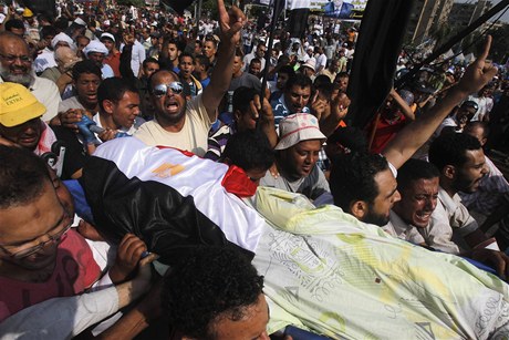 Pívrenci Mursího odnáejí tlo zabitého demonstranta