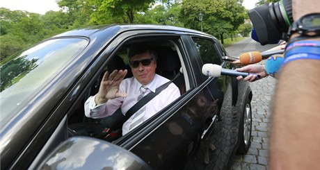Jan Fischer pijídí na jednání s premiérem Jiím Rusnokem do Kramáovy vily