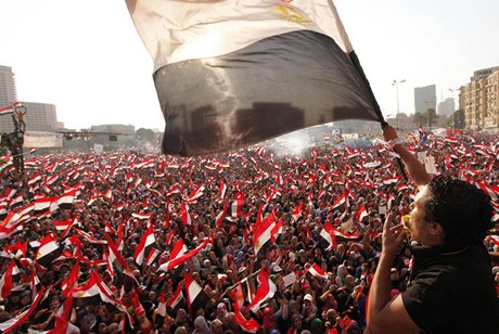 Protesty opozice na namstí Tahrír.