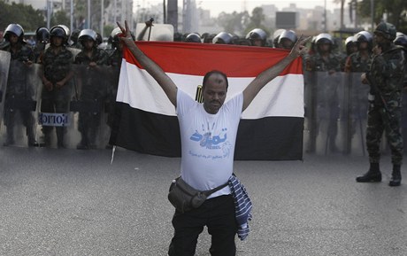 Nastoupení vojáci a jeden z oponent Mursího.