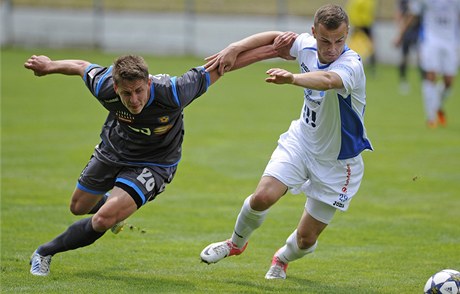 Souboj fotbalisty Lukáe Masopusta z Jihlavy (vlevo) a Tomáe Venginka z Ostravy (vpravo)