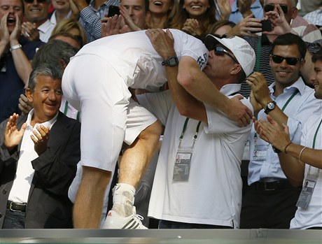 Britský tenista Andy Murray objímá po titulu ve Wimbledonu svého koue Ivana Lendla