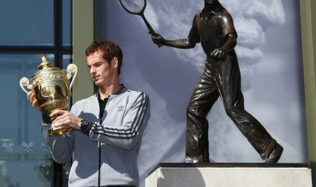 Britský tenista Andy Murray s trofejí pro vítze Wimbledonu