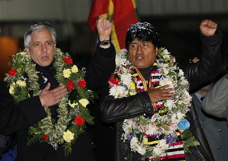 Bolivijský prezident Evo Morales s viceprezidentem po píletu do vlasti.