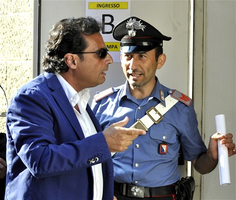Francesco Schettino pichází k soudu (9. ervenec 2013)