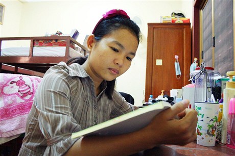 Hun Lina studuje ve svém pokoji v díví koleji Harpswell Foundation v phnompenhské tvrti Teuk Thla.