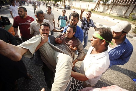 Nepokoje v Egypt si vyádaly bhem pátku deset mrtvých a pes dv stovky zranných lidí.