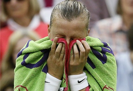 Kvitová si bhem tvrtfinále Wimbledonu.