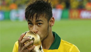 Brazilci ovldli domc Pohr FIFA. Neymar s pohrem.