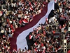 Mursího odprci s velkou egyptskou vlajkou.