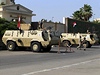 Egypttí vojáci v obrnných vozech.