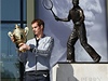 Britský tenista Andy Murray s trofejí pro vítze Wimbledonu