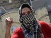 Egyptský demonstrant ped vyplenným sídlem Muslimského bratrstva