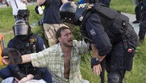 I přes přísná policejní opatření se v Českých Budějovicích opět sešikovali radikálové a střetli se s těžkooděnci při cestě na sídliště Máj. | na serveru Lidovky.cz | aktuální zprávy